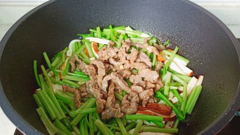 芹菜炒豆干,加入炒好的肉丝翻炒均匀。