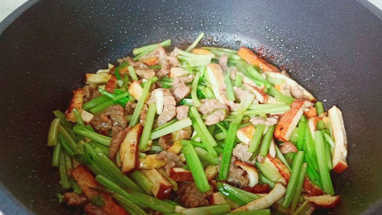 芹菜炒豆干,大火翻炒均匀即可出锅。