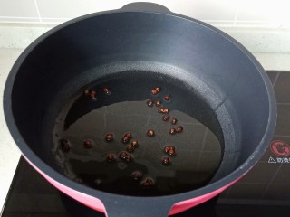 麻辣豆皮,锅里放适量的食用油，放入花椒炒香。