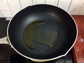 芹菜炒豆干,锅中倒入适量的食用油烧热