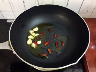 芹菜炒豆干,放入蒜片和干红辣椒爆香