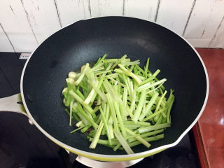 芹菜炒豆干,加入芹菜，炒至八成熟