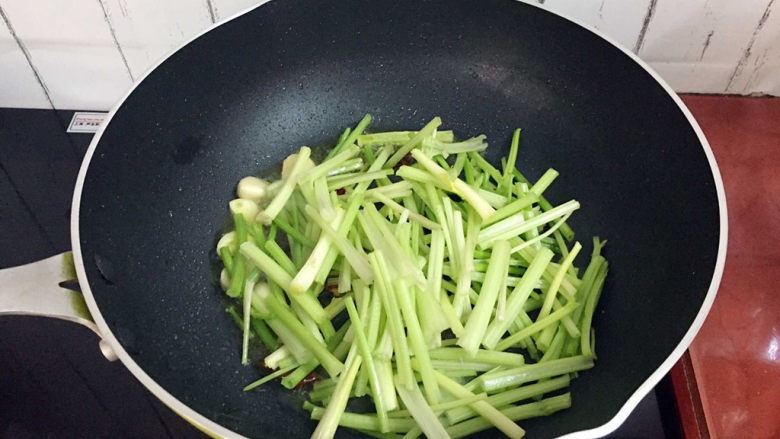芹菜炒豆干,加入芹菜，炒至八成熟