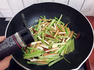 芹菜炒豆干,加入胡椒粉