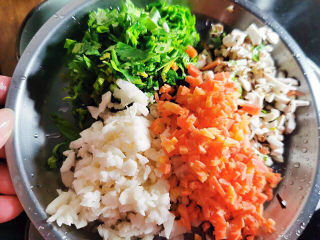 糯米肉丸子,马蹄，红萝卜，香菇，芹菜叶切碎