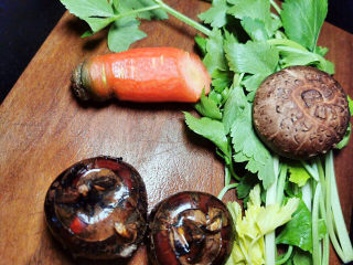 糯米肉丸子,马蹄，红萝卜，香菇，芹菜叶