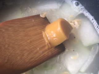 冬瓜虾米汤,撇去浮沫，放入浓汤宝稍煮入味。