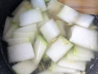 冬瓜虾米汤,倒入适量清水。