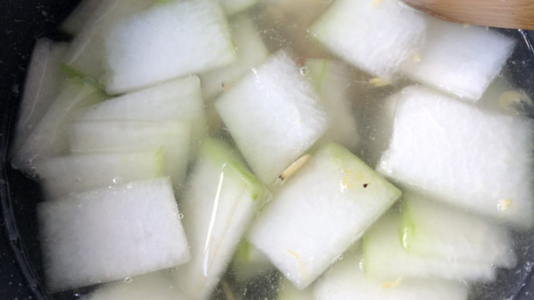 冬瓜虾米汤,倒入适量清水。
