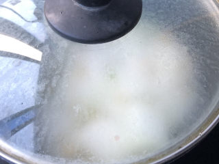 冬瓜虾米汤,加盖煮两三分钟。