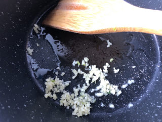 冬瓜虾米汤,倒入蒜末炒香。