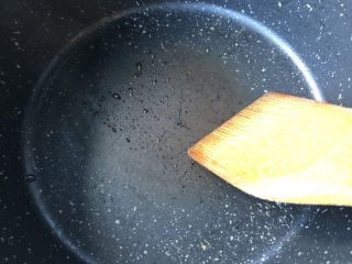 冬瓜虾米汤,油锅烧热。