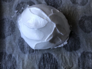 蛋白云朵蛋糕,把打发好的蛋白堆到油纸上，基本堆成半圆形。