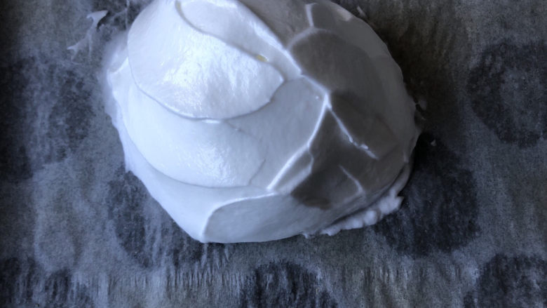 蛋白云朵蛋糕,把打发好的蛋白堆到油纸上，基本堆成半圆形。