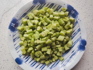 雪菜四季豆~超级无敌下饭菜,然后切成0.5cm左右的丁