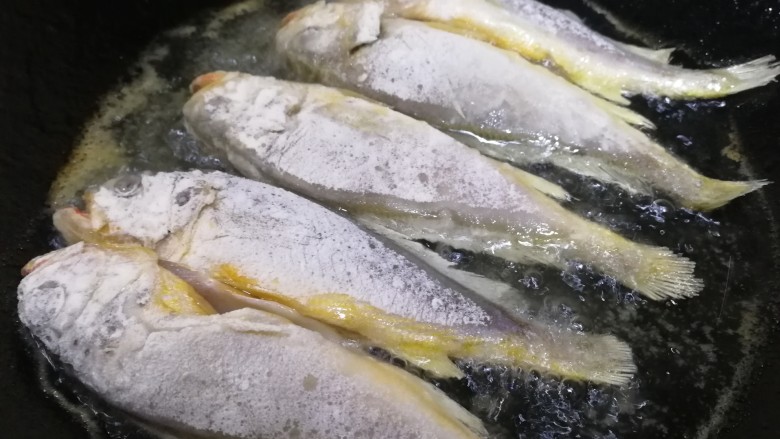 雪菜小黄鱼,热锅凉油，油温7成热放入小黄鱼。