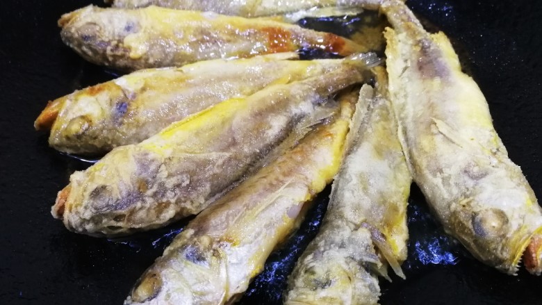 雪菜小黄鱼,煎至两面金黄，盛出备用。