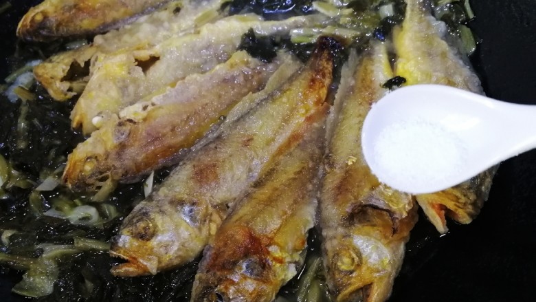 雪菜小黄鱼,尝一下味道，适量添加盐调味。