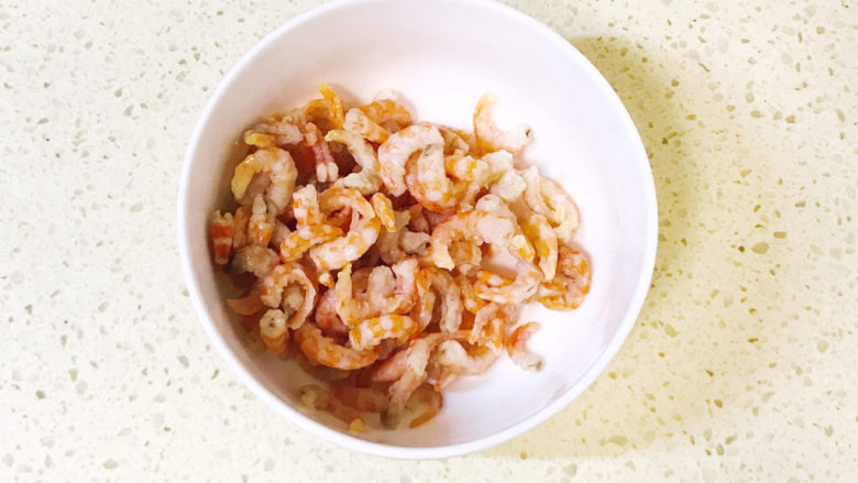 韭菜炒虾米,虾米泡软就可以了，洗净，控干水分