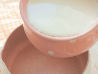 新年什么甜品最应景？当然是一份能吃的「五福饱饱碗」啦~,奶茶：锅里倒入300g牛奶，加入1个茶包和20g白糖，煮沸倒出备用。