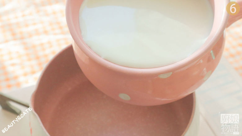 新年什么甜品最应景？当然是一份能吃的「五福饱饱碗」啦~,奶茶：锅里倒入300g牛奶，加入1个茶包和20g白糖，煮沸倒出备用。
