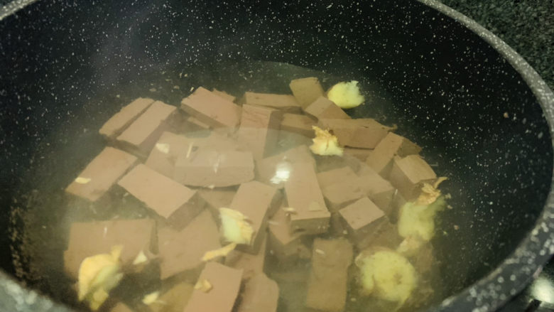 鸭血豆腐汤,烧一锅开水，加入姜片和鸭血