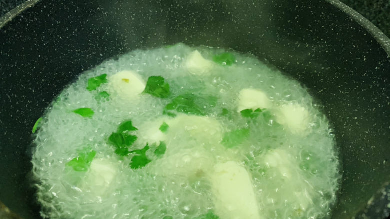 鸭血豆腐汤,起锅