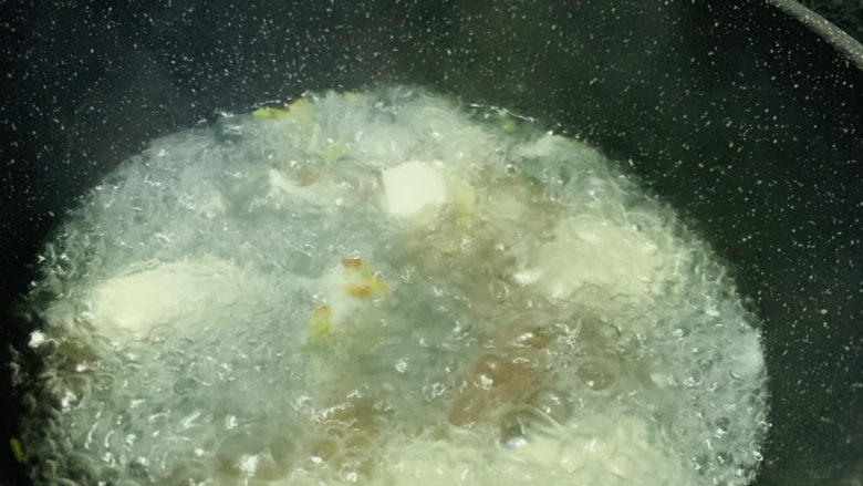 鸭血豆腐汤,转中火，再煮5分钟