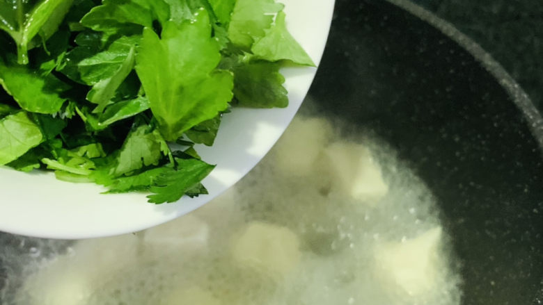 鸭血豆腐汤,加入芹菜