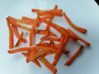 黄瓜凉拌金针菇,胡萝卜切成丝