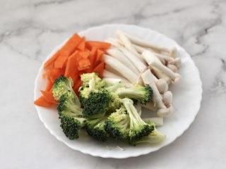 三鲜日式豆腐,西兰花撕小朵，海鲜菇去根，胡萝卜切成菱形薄片。