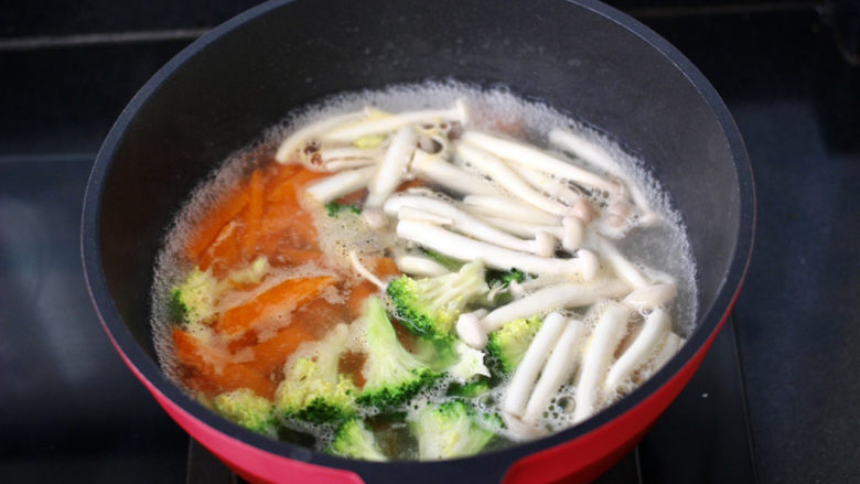 三鲜日式豆腐,把西兰花和胡萝卜，海鲜菇也焯一下水盛出。