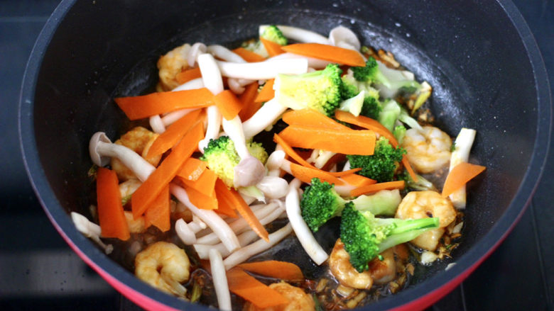 三鲜日式豆腐,放入焯水的西兰花和胡萝卜，海鲜菇。