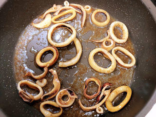 芝士焗意面,锅中倒入油，加热至五成热，放入洋葱圈翻炒均匀。