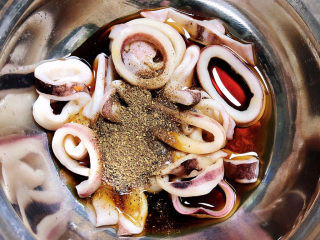 芝士焗意面,鱿鱼圈中加入盐、料酒、耗油、生抽、花椒粉。