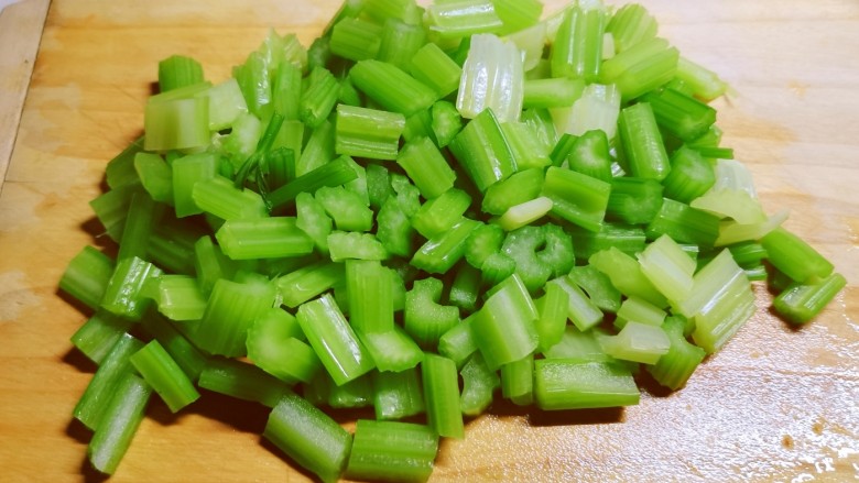 芹菜炒豆干,切小段。