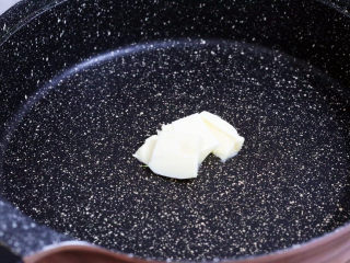 香煎龙利鱼,平底锅放入黄油，烧至黄油融化