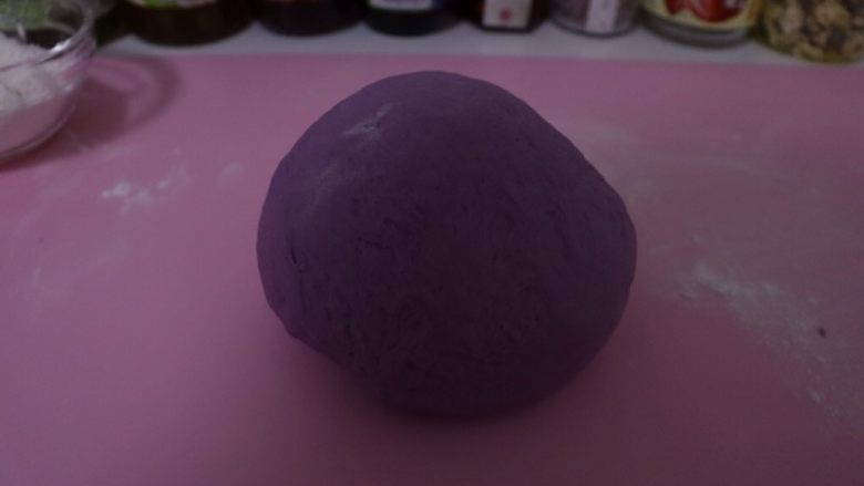 紫薯开花馒头,把紫薯面团揉出气体^o^
