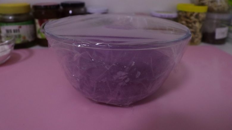 紫薯开花馒头,紫薯面团发酵至2倍大，用手指在面团表面戳洞，不回缩，不聚拢，说明面团发酵好了^o^