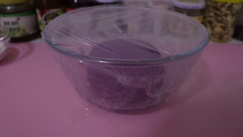 紫薯开花馒头,高筋面粉100g，紫薯面粉200g，35°C温水160ml融化2g酵母，一边倒入面粉里面，一边把面粉搅拌成面絮状，揉成紫薯面团，室温发酵1个半小时^o^