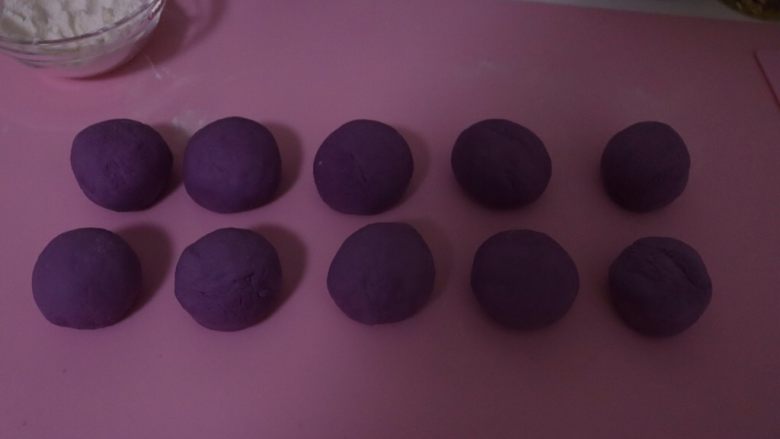 紫薯开花馒头,把紫薯面团分成均匀大小的10个剂子，揉圆^o^