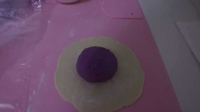 紫薯开花馒头,把揉圆的紫薯团放在白面皮里面^o^