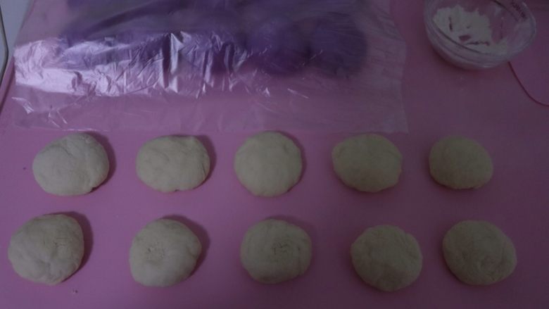 紫薯开花馒头,把面团分成均匀大小的10个剂子^o^