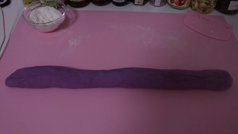紫薯开花馒头,把面团揉成长条状^o^