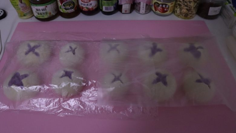 紫薯开花馒头,盖好保鲜袋，室温发酵15分钟，发酵至1.5倍大^o^