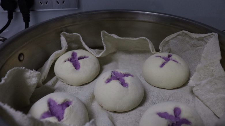 紫薯开花馒头,冷水上锅，开锅后蒸20分钟，蒸好后焖5分钟再开锅^o^
