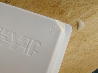 过桥豆腐,内酯豆腐切掉盒子一个小角，揭去封膜就很容易的扣出来了。