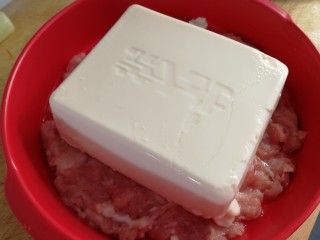 过桥豆腐,将内酯豆腐扣在肉泥盘中间。