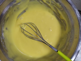 海苔肉松纸杯蛋糕🍰,筛入称好的低筋面粉画"z"字搅拌均匀，加入蛋黄同样的手法搅拌均匀
