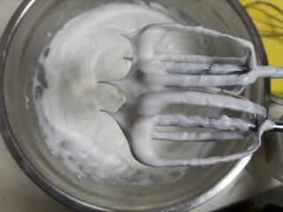 海苔肉松纸杯蛋糕🍰,蛋清滴几滴柠檬汁，分三次加入白砂糖打发至硬性发泡，提前打蛋器有直立的小尖角